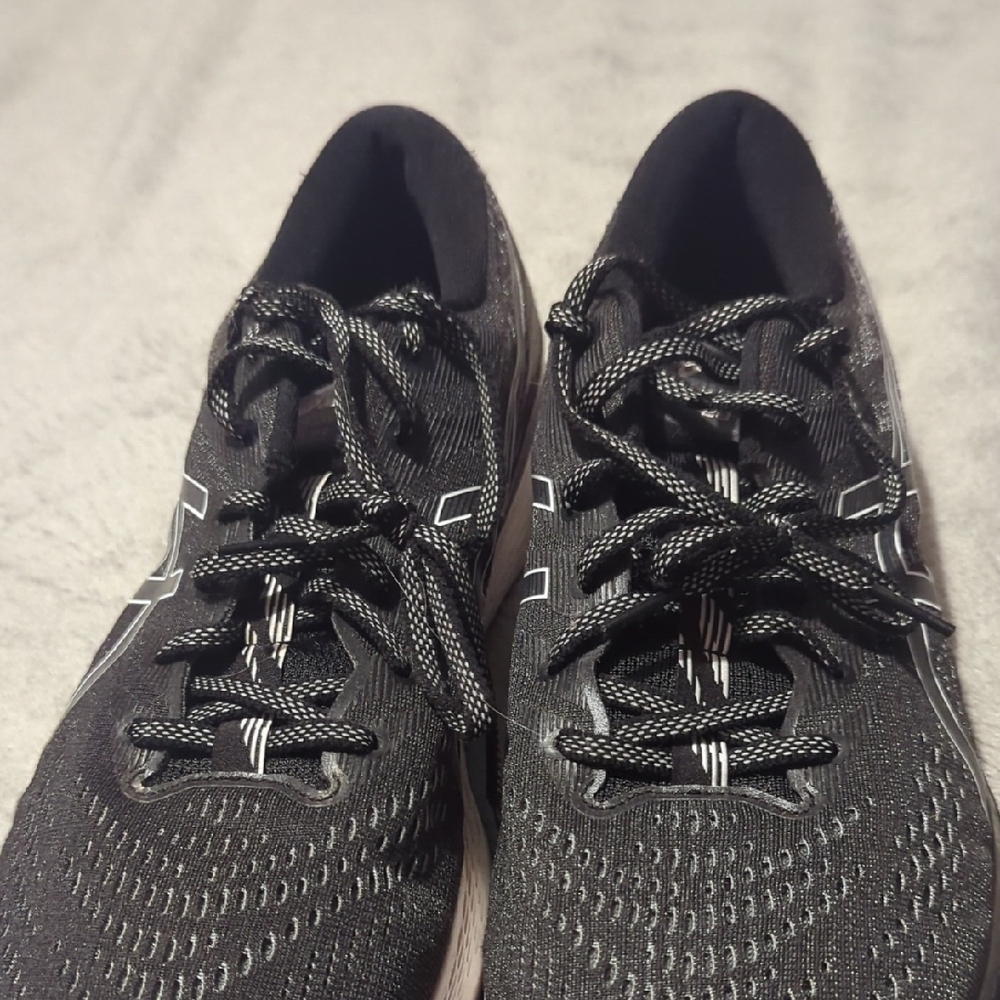 Asics Black Athletic Shoes with Breathable Mesh and Modern Design
